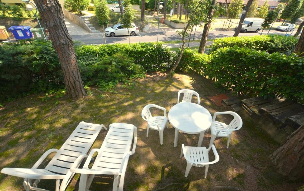 Flat In Lignano Pineta Lägenhet Lignano Sabbiadoro Exteriör bild